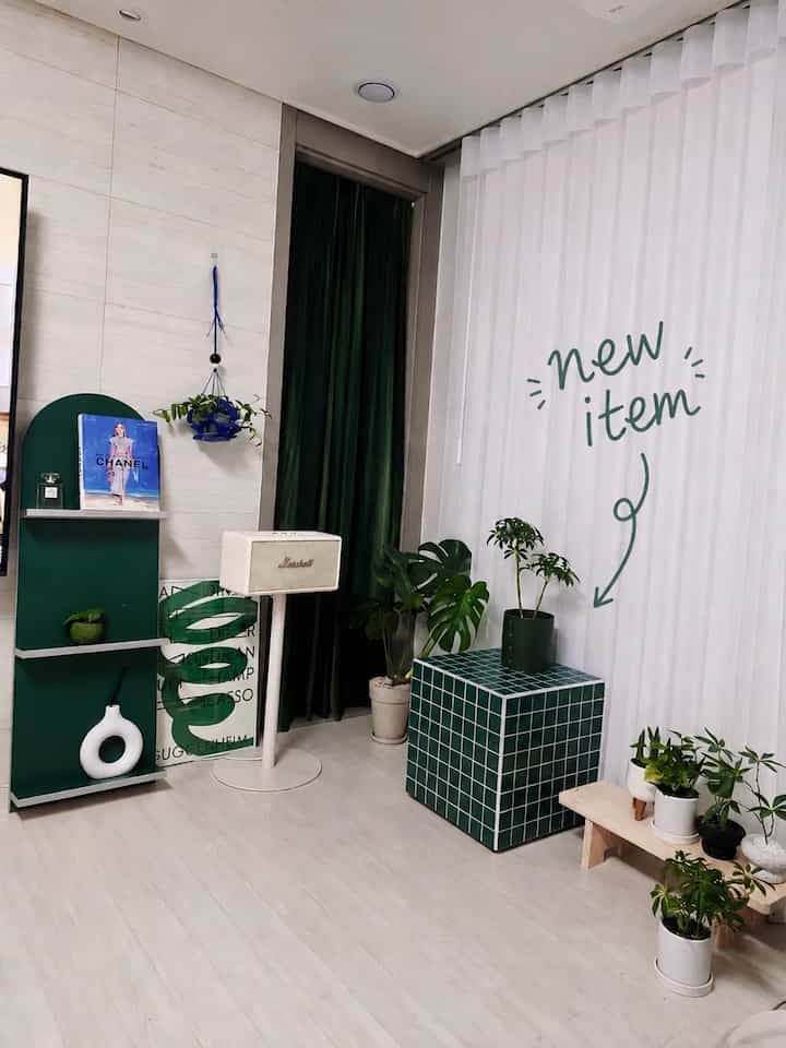 #예쁜템최고야 #예쁜템최고야 

今回のNEW ITEMはグリーンタイルテーブル🌿
緑は多くなってもなぜ飽きないのでしょうか💚
今日も好きなもので家を埋めます。
 #그린인테리어 #초록인테리어 #플랜테리어 #초록집 #초록덕후