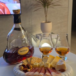 퇴근 후 남편과 OTT 보면서 위스키 한 잔🥃
요즘 저희 부부가 즐기고 있는 소소한 취미예요🙌🏻
여행 갈 때마다 한두 병씩 사 모으다 보니
어느새 제법 다양한 술이 모였더라고요 👀
요즘은 특히 꼬냑에 꽂혀서 
#헤네시XO 를 자주 즐기고 있는데요
달큰한 헤네시에 짭조름한 치즈 플래터를 곁들이면🥃🧀
실패 없는 단짠단짠 조합 완성이랍니다🤭
저희 부부의 한 잔 취미에 빠질 수 없는
꿀템들도 소개해볼게요
🖤 글렌캐런 위스키잔
볼은 넓고 입구는 좁아지는 형태라 향을 모아줘서
위스키나 꼬냑의 향을 천천히 즐기기 좋은 잔이에요🥃
아담한 크기지만 바닥은 묵직하게 안정감이 있어
부담 없이 쓰기 좋아 손이 자주가요😊
🖤 룸앤홈 사이드 테이블
소파에서 TV 보면서 한잔할 때 딱 좋은 테이블이에요✨
크기와 높이가 적당해서 소파 옆에 두기 좋고
위스키잔이나 간단한 안주를 올려두기 좋아요😉
군더더기 없는 디자인이라 평소에는 인테리어 소품이나
식물을 올려두는 용도로도 활용하고 있답니다👍🏻
🖤 퍼니처스마트 주류 진열장
여행지에서 사 온 술이 점점 늘어나면서
따로 보관할 공간이 필요해 구매한 진열장이에요🙌🏻
유리문이 있어서 먼지 쌓임이 덜하고
내부 조명이 있어 은은하게 분위기 내기 좋아요✨(리모컨 있음!)
저는 공간을 조금 더 알차게 쓰려고
다이소에서 2단 선반을 구매해서 사용하고 있어요😄
퇴근 후 좋아하는 술 한 잔과 OTT 한 편,
요즘 저희 부부가 즐기는 소소한 저녁 루틴입니다🤍
#ftc #ftc27기 #홈술 #홈바 #위스키잔 #주류진열장 #위스키진열장 #위스키장 #양주진열장 #양주장 #사이드테이블 #소파협탁 #룸앤홈 #룸앤홈테이블 #글렌캐런 #퍼니처스마트 #콘수프기록집 #오늘의우리집 #현명한소비 