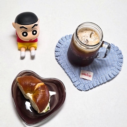 #오늘의우리집 #콘수프기록집
오랜만에 찾아온 최애의 맛, 홈카페에서 즐기는 쪽파 크림치즈 베이글 🥯✨ 한동안 유행할 때 정말 자주 먹었던 쪽파(대파) 크림치즈 베이글에 다시 빠졌어요...! 요즘 문득 생각나서 오랜만에 다시 맛보았는데, "아 맞아, 이 조합이었지!" 하고 감탄하면서 또 한 번 푹 빠져버렸답니다 🤤💛  여러분도 요즘 꽂혀있는 음식이 있으신가요~~?
​노릇노릇 바삭하게 구워진 베이글 사이에 알싸하고 고소한 쪽파 크림치즈가 듬뿍 들어가서, 시원한 아이스 아메리카노 한 잔이랑 곁들이면 유명 카페 부럽지 않은 완벽한 홈카페 타임이 완성된답니다 ☕️
​
​역시 맛있는 빵과 좋아하는 취향으로 채운 공간에서의 티타임은 지친 하루를 다정하게 채워주는 힘이 있는 것 같아요. 날이 다시 너무 더운데, 시원하게 채워지는 하루 보내시길 바랄게요! 그래도 금요일이라 기쁜 직장인,,, 행복한 하루 되세요〰️💙🍀
#홈카페인테리어 #홈카페 #베이글 #쪽파베이글 #대파베이글 #테이블스타일링 #온더테이블 #짱구피규어 #티코스터 #하트접시 #집꾸미기 #소소한일상 #맞팔환영 #맞팔 #소통 