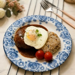 🍳남편을 위한 소박한 점심 한 끼🍽
남편을 위해 차린 소박하지만 든든한 한 접시예요.
최** 셰프의 함박스테이크가 맛있다는 소문에
냉동실에 조금 구입해 넣어놨거든요.
함박스테이크는 렌지에 데우고, 달걀 프라이 하나 
올리고, 잡곡밥과 달콤한 소스, 방울토마토 까지 
곁들였어요.
달걀 노른자가 살짝 익어버려 아쉽지만
그래도 맛은 제법 근사했답니다. ㅎㅎ
사실 계란은 톡 터뜨려 먹어야 제맛인데. ㅎㅎ
화려한 요리는 아니어도 비록 냉동실에서 나온
함박스테이크지만 정성껏  차려 함께 먹는 
밥 한 끼가  맛있었네요~♡
#오늘의가든  #콘수프기록집  #함박스테이크
#이케아행주 #시에르딜라잇 #포크나이프세트
#방울토마토 #계란 #유정란 #일상 #점심한끼
#소확행 #오홈스토랑 #집밥 #밥한끼
#오늘의우리집 #라탄컵받침 #요리 #일상로그
#웰컴미션 #나의일상