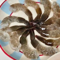 안녕하세요.  토마토에요🍅🫶🏻
오늘은 제가 요즘 먹은 집밥들 소개해보려구요.
해산물을 좋아하는 자취생으로
요즘 새우가 제철이라고하여 도전해 본 <생새우회>
태어나서 처음으로 먹어보고, 
처음으로 생새우회를 직접 손질하였는데
유툽 보고 따라하니까 생각보다 어렵지 않더라구요.
지금이 딱 제철이니까 
보양식 제철음식으로 꼭 한번 도전 해 보세요🤍✨️
식당에 가서 먹으면 상당히 비싼데 
이렇게 직접 해 먹어보니 보람차고, 지갑방어도 되고
[일석이조]에요❗️
1키로그램 구매하였더니 양이 너무 많아서 
<새우소금구이>도 해먹었답니다.
<롤유부초밥>은 아침에 간단하게 먹기 좋아요.
저녁에 싸 놓고 아침에 들고 가기만 하면 되는데
밥알이 딱딱해지지 않아서 자주 해 먹는 아침메뉴에요.
<미니도나스>도 이름은 미니도나스가 되겠지만
크기가 미니지 양은 상당해요... 
한번 튀겨놓으면 엄청 나서 강제로 나눔(?)을 하게 되어요.
<전복찜>도 보양식으로 자주 해먹으려고 하는 음식 중 하나인데
손질이 귀찮아서 자주는 못 먹고 가끔씩 이렇게 쪄서 먹는답니다🤤🤤🤍
또 찾아올게요👋
-토마토의 야무진 해산물 먹부림-
#새우소금구이 #대하소금구이 #새우 #전복 #미니도나스 #생새우회 #손님요리 #집들이요리 #자취요리 #혼밥 #간단요리 #술안주 #데일리 #저녁메뉴 
