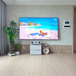 🖥 이 정도는 플렉스 해도 되잖아?
50인치 TV 수리비가 새로 사는 가격의 1/3이나 
되더라고요.
큰맘 먹고 85인치 대형 TV로 통 크게 플렉스했습니다. 
거실에 설치된 웅장한 크기를 보니 왜 그렇게 
망설였나 싶을 정도로 감탄이 절로 나왔습니다. 
조명을 낮추고 영화를 보면 집이 완벽한 프라이빗 
영화관으로 변신해 주인공의 표정 하나까지 생생하게 
전달되는 몰입감을 선사합니다. 
특히 세계 각국의 여행 프로그램을 볼 때 대자연의 
웅장한 이국적 풍경이 눈앞에 실감 나게 펼쳐져 
랜선 여행을 즐기는 시간이 최고의 힐링 타임이 
되었습니다. 
큰 지출에 가슴이 아팠지만 매일 눈과 귀가 호강하는 
최고의 투자였네요~^^
#가전플렉스 #콘수프기록집 #오늘의가든
#거실 #산세베리아 #문샤인 #크로톤 #삼성TV