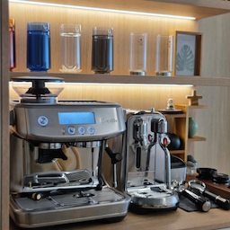 #현명한소비
#콘수프기록집 
#ftc25기 
집에 Breville Barista Pro BES878을 들인 뒤
확실히 달라진 소비 습관 하나.
예전에는 커피가 마시고 싶으면 자연스럽게 카페로 향했는데,
요즘은 집에서 직접 내려 마시는 날이 훨씬 많아졌어요.
좋아하는 원두를 골라 갈고,
그날 기분에 맞춰 진하게도 연하게도 내려 마시는 재미까지.
무엇보다 한 잔 한 잔 쌓이다 보니
카페에서 사 먹던 커피값도 자연스럽게 줄어들더라고요.
처음에는 꽤 큰 지출이라고 생각했지만
자주 사용하는 물건이 되고, 카페 소비까지 줄어드니
저에게는 오히려 잘 산 소비, 현명한 소비가 되었어요.
우드와 화이트가 중심인 우리 집 분위기에도
스테인리스의 브레빌이 생각보다 참 잘 어울려서
커피머신이라기보다 주방의 멋진 오브제처럼 자리 잡은 요즘.
매일 쓰는 즐거움 + 줄어드는 불필요한 소비.
이런 게 진짜 현명한 소비 아닐까요? 🤎☕
#브레빌커피머신 
#브레빌878