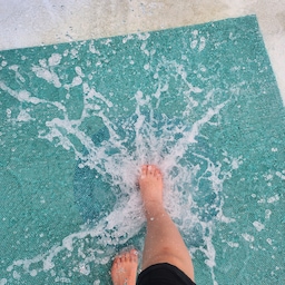 여름이 나에게 말을 걸어온 날 ☀️💦
아무런 목적 없이 한강을 따라 걸었어요.
그냥 걷고 싶었어요.
뜨거운 햇빛을 맞으면서 한강을 따라 천천히 걷다 보면
머릿속에 엉켜 있던 생각들도 조금은 정리될 것 같아서요.
그렇게 걷다가 양화대교 근처에서 수영장을 발견했어요.
‘더운데, 잘됐다.’
별다른 고민 없이 입장료를 내고 들어갔는데
이른 오전이라 그런지 풀장에는 아무도 없었어요.
설레는 마음으로 물속에 발을 담가봤어요.
발끝에서 시작된 시원함이 온몸으로 퍼지고
시원한 물 줄기 위로 햇살이 부서지는 걸 가만히 바라보는데,
조금 전까지 그렇게 복잡했던 마음이
이상할 만큼 조용해졌어요.
생각해 보면 여름은 뜨겁고도 잔잔한것 같아요.
뜨겁고, 눈부시고, 때로는 숨이 막힐 만큼 강렬한데
어떤 순간에는 이렇게 한없이 잔잔하니까.
뜨거운 태양 아래를 걸으며
마음속에 쌓여 있던 것들을 하나씩 꺼내어 바라보고,
잔잔한 한강을 옆에 두고
괜찮은 것과 이제는 내려놓아도 될 것들을
천천히 구분해 보았어요.
그리고 아무도 없는 수영장에서
여름과 잠깐 물장난을 쳤습니다. 💦 ☺️ 
#여름기록 #여름날 #한강 #한강공원 #양화대교 #한강산책 #서울산책 #여름나들이 #야외수영장 #수영장 #여름휴가 #일상기록 #감성기록 #힐링 #마음정리 #서울나들이 #소소한행복