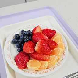 #한여름디저트 알록달록 과일 🍇🍈🍉🍌🍎🍓
비타민충전  과일이죠 
선물도 받고  사기도하고 배빵빵 
과일은  다 맛나요 
요즘 거봉 진짜 맛있더라고요 
산지직송 선물 받았는데 최고였어요♡
#디저트 #과일 #거봉 #플레이팅 #과일플레이팅 
#맛있는디저트 #여름  #빙수 #아이스크림 
#스무디 #과일빙수 #주방 #살림 