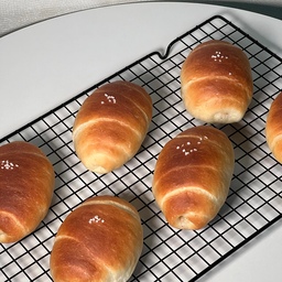 소금빵🥐🤎
소금빵이 먹고 싶어서 남은 빵반죽으로 호다닥 만들어보았어요-!
발로나초코스틱을 넣어 만들었더니 더 맛있어졌답니다🥹💛
#소금빵 #소금빵맛집 #베이킹 #홈베이킹 #baking #homebaking #맞팔 #맞팔해요 #소통 #소통해요