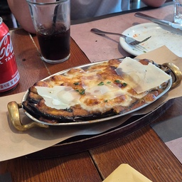 #나가놀아요 #외식 #이태원맛집 #부자피자 #라자냐 #부자샐러드 #마르게리따피자 
지난 주 금요일, 전쟁기념관에 갔다가 손자가 검색해 놓은 이태원에 있는 맛집 부자피자엘 갔는데 무려 40분이나 대기를 해야해서 바로 옆에 있는 프랑스 수입품 파는 가게로 갔다.
너무 비싸서 구경만하고 위층에 있는 커피샵에 가서 있다가 피자집엘 갔다.
피자는 그럭저럭이었지만 샐러드가 참 맛있었다.
화덕에 구운 빵 위에 샐러드를 얹어 먹으니 독특한 소스맛이 어우러져서 아주 상큼하면서도 색다른 맛이었다.
뒤이어 먹은 가지라자냐도 맛있었다.
평소에는 절대 대기를 안 하는데 손자 때문에 무려 40분이나 대기를 했는데 덕분에 맛있는 음식을 먹게 되었다.
하루종일 돌아다녔더니 무려 12,500보를 걸었다.
집에 오니 급피곤이 몰려온다.
아무리 좋다고 해도 내겐 집이 최고다.