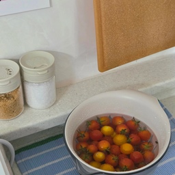 제품제공 | 토마토 씻기 귀찮은 거 저만 그런가요?🍅
시댁에서 직접 키운 귀한 방울토마토를 보내주셨는데
양이 많아 씻으려니 그것도 일이더라구요😭
이럴 때 딱 유용했던 트위스터 믹싱볼 채반세트🤍
방울토마토를 믹싱볼에 한가득 담아
물에 가볍게 씻어준 다음,
채반만 쏙 들어 올리면 물기 제거까지 간편하게 끝!
따로 옮겨 담을 필요도 없어서
많은 양의 채소나 과일을 씻을 때 특히 편하더라고요.
깨끗하게 씻은 방울토마토에
빵이랑 계란만 곁들이면 간단한 브런치도 뚝딱🍅🥚🥖
귀하게 보내주신 토마토,
맛있게 잘 챙겨 먹어야겠어요🤍
#나인웨어 #채반 #믹싱볼 #브런치