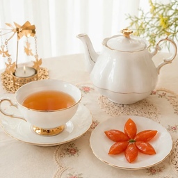 🫖 차 한 잔에 머무는 작은 여유🍵
비 내리는 오늘. 
따뜻한 녹차 한 잔을 준비하고 
정성껏 만든 금귤 정과도 곁들여봅니다.
투명하게 반짝이는 정과의 빛깔이 오늘은
유난히 더 예뻐 보이네요.
예쁜 티포트에 고운 빛깔로 우러나는
쌉싸름하고 은은한  녹차와
달콤한 금귤 정과가 제법 잘 어울려요.
녹차 한 모금 그리고 정과 한 조각.
천천히 음미하다 보면 시간이 느리게 흐르는 것 
같아요.
바쁜 하루 속 이런 작은 여유가 참 좋습니다.🍵🌿
#예쁜템최고야 #콘수프기록집 #퓨어화이트골드티포원
#찻잔 #로맨틱레이스 #조화라벤더 #라벤더 #티포원
#캔들홀더 #회전목마 #팅커벨 #티라이트  #예쁜템
#내돈내산추천템 #인생템 #금귤 #오늘의가든 