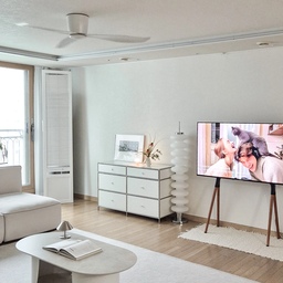 #오늘의우리집 #콘수프기록집 #콘수프기록 #콘수프
2학기가 되면서 아이들 학원 스케줄이 다 바뀌어서
수요일이 제일 바쁜 날이 되었어요.
게다가 수요일은 둘째가 4교시라 12시 20분이면 하교를...🥹
첫째 학원 시간은 늦어져서 이른 저녁을 먹여야 하고,
하교한 후부터 라이딩에 간식 챙기고 이른 저녁 준비까지
꽉 찬 수요일이에요🥹
#30평대거실 #거실인테리어 #티비거치대 #엣지월 #가벽
#가벽파티션 #미드센츄리 #3단수납장 #꽈배기조명 #포르투갈러그 #모듈소파 #맞팔 
