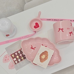 #콘수프기록집 #예쁜템최고야
⊹ new item ⊹
.ㅡ. 언박싱 하자마자 너무 귀여워서
냅다 사진찍기 🤍
#예쁜컵 #리본컵 #리본접시 #주방용품
#핑크인테리어 #핑크컵 #핑크주방 
#핑크소품 #핑크덕후 #핑크포인트 
#주방템 #예쁜그릇 #오감리뷰 #오늘의집
#꿀템 #추천템 #집꾸미기 #살림 #살림용품
#감성소품 #감성템 #감성그릇 #빵접시
#디저트접시 #그릇 #그릇추천 #그릇세트 #집들이선물