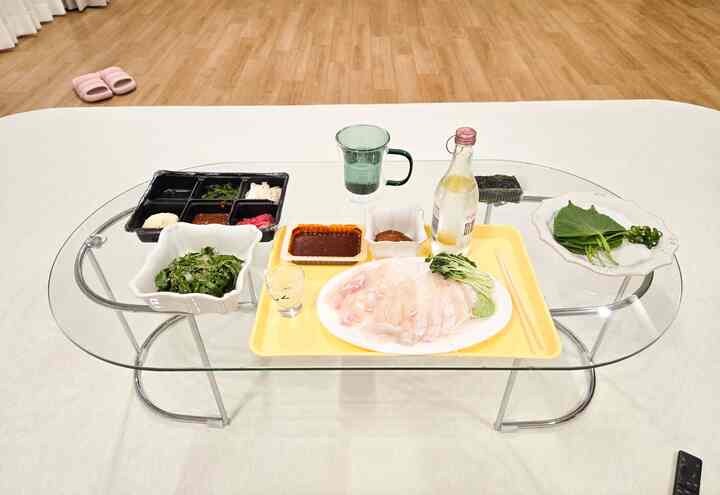 ＃コンスープ記録集＃今日の私たちの家
金曜日に一人で食べる人。
私は。 ☺️

一時間悩んで注文しました。
進化させることをしました。
会はやっぱり一人で食べても美味しいですね。
いいえ、一人でもっとゆっくり食べることができます。
むしろ良いかもしれません。 

アルツイン私は甘いトロピカル一杯。 🍹
ソファテーブルにふんだんに置いて食べるから
今日と同じくらいここが小さな回集です。
回した皿に気分良くなる金曜日。 🤍

＃リビングテーブル