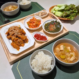 #콘수프기록집 #오늘의우리집 1
우리집 저녁식사!
아들램 하원하구 호로록 씻기고 밥먹이고 먹는 저희의 저녁식사!
오늘은 삼겹살 제육볶음에 된장찌개를 준비했어요 ㅎㅎ
사실 이 간단한 한상을 귀여운 방해꾼이 있어 맘편히는 못먹는답니다 ㅋㅋ
그래도 너무너무 사랑스러운 매일이랍니다❤️
#육아 #육아일상 #저녁식사 #우리집밥상 #제육볶음 #된장찌개 #집밥 #우리집집밥 #집밥한상 #맛있는한상 #우리집밥상 #맞팔 #맞팔해요 #소통 #소통해요 #맞팔소통 #환영 #환영해요