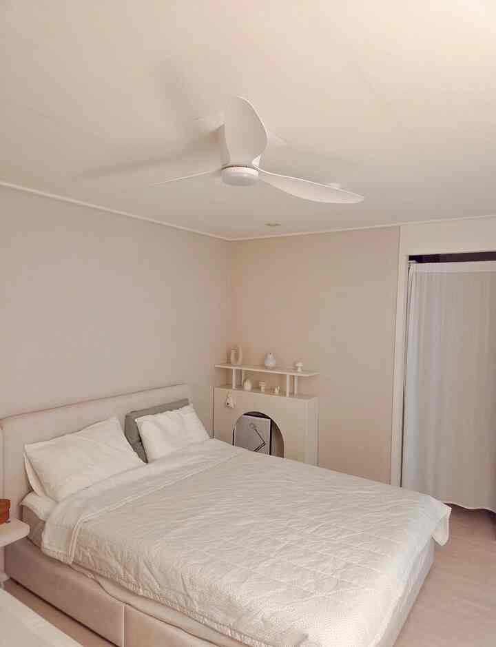 ＃コンスープ記録集＃今日の私たちの家

いよいよお部屋にもシーリングファン設置！
家に来たのは2週間かかりましたが
忙しい新郎は今日インストールしてくれました😅

思ったよりきれいで機能もとても良いですよ！
アプリもインストールしたので使ってみるべきです！

こんなに一つずつ変えていくのを見ると、塗りもしたくなりますね～
欲は本当に終わりがないと思いますㅎㅎ
それでもすっきり変わる様子を見れば、どんどん一つずつ触れたくなるようです！

＃ディテールに本物の人物＃見つけたオジムテム＃人生家具の入札レビュー＃半年インテリア記録＃モダンなナチュラル＃ホームスタイリングコンビネーション＃ホテルのような私たちの家＃私たちの家のムードボード＃小さな変化大きな違い＃ビフォアフター＃好みのテインベット＃ナダウンスペース＃セルフインテリア＃明確な私たちの家＃シーリングファンの使用説明書 
