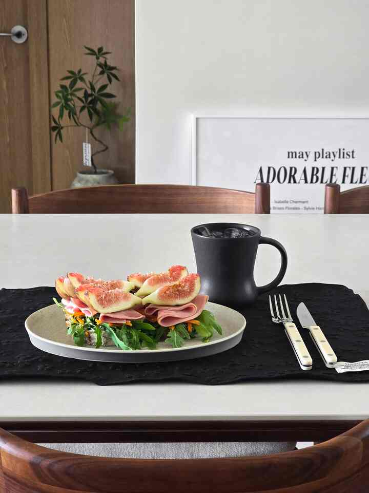 イチジクがおいしい季節なら
ぜひ作って食べたい組み合わせ🤍

サワードウにリコタチーズを十分に塗り、
ルコラとニンジンラペ、ジャンボンを上げた後
熟したイチジクで仕上げ

甘いイチジクと濃厚なジャムボン
柔らかいリコタチーズまで加えて
思ったよりよく似合った組み合わせ

クールなコールドブルーと
ゆっくり楽しむ週末の一食☕️

＃コンスープ記録集＃今日の私たちの家1️⃣0906
#ホームブランチ #ホームカフェ #ブランチ
＃サンドイッチ＃オープンサンドイッチ
#新婚ホームキッチン #新婚ホームインテリア
#キッチンインテリア #キッチンスタイリング
＃ピアバ＃アボプレート＃ベロマグ
＃ハシュタ＃キッチンクロス＃プレーティング
#ブリックナイン #原木食卓 #ポセリン食卓
＃お会いしましょう。