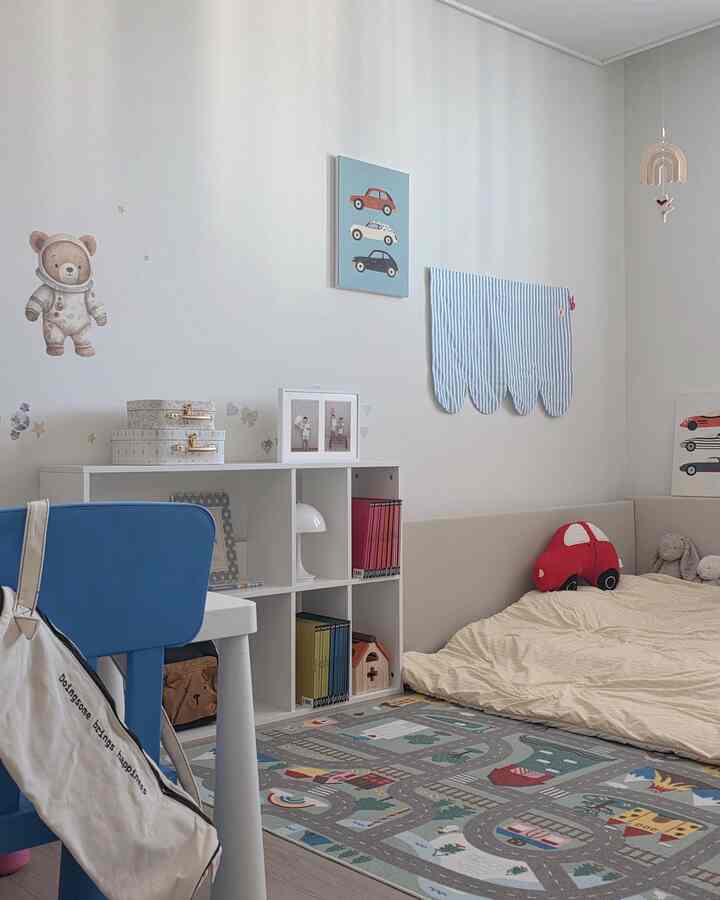 
2番目の部屋はパステルトーン/トーンダウンカラーでポイントを与えたら、
最初の部屋はもう少し薄暗いカラー感でポイントを与えています。

ラグ/マットもカラー感を与えているのに、

1] IKEA ロードマット
パバンラブはマストハップアイテムの一つです。

2]ホイデコラグ
防水洗濯機使用可能なので管理もしやすく、毛抜けがなくて子供部屋にとても良いですね。

3]アソバンシグネチャーマット
ラグよりクッション感があり、子供たちが遊ぶときはより安定感があります。
深刻なフューダーマットよりもこんなかわいいマットを敷いてくれるので、部屋の雰囲気がバッチリ生きます！


そして小物では、

1] ベベデコブルーンクッション
最近ブルーも出てきましたが、私はレッドカラーでポイントをあげました。
どうやら息子の部屋だからパバン関係が多いです🤭

2]車の額縁
二つのセットで購入しておいてくれましたが、子どもも好きです。
過ぎない色感で部屋とよく似合いました。


息子の部屋はこんなカラーポイントを与えるのが楽しいですよ〜


#ftc27機



