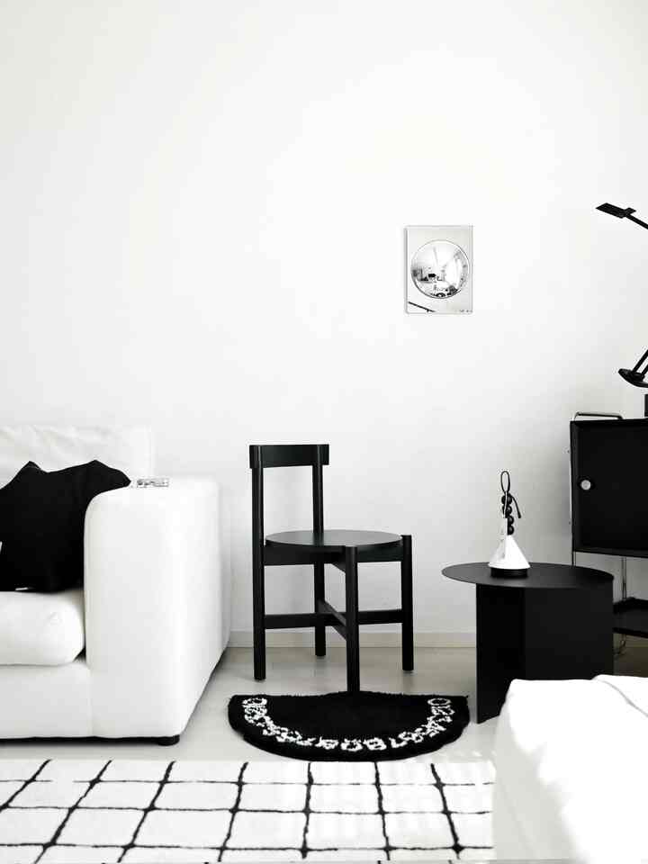 ＃五感レビューセレクションプログラムを通じて製品を提供され、直接使用してスタイリングした後期です。 
最近キッチンインテリアをミニマリストに変えながら 
一番悩んだ家具がまさに食卓椅子でした。 
スペースをとり過ぎずに洗練されたデザインを探していましたが、このブラック原木の椅子がぴったり目に入って来ました。
。 
デザイン
「なんだかない線」という表現が本当によく似合うほど簡潔なデザインがとても気に入りました。 
ゴムの木の木だから、ずっしりとした安定感が感じられながらも、 
やわらかな光沢が戻って豪華な雰囲気を演出してくれます。 
サイズ
この椅子の最大の特徴であり、呼不号が分かれる部分は、まさに低い背もたれです。実測サイズを見ると全高が705mmで、一般的な食卓椅子に比べて確かに低い方です。
利便性
長所から申し上げれば、空間がはるかに広く見えるという点です。背もたれが低くて視界を選ばないから 
苦しい感じがまったくありません。 
狭いキッチンやリビングルームに置いたときに開放感を与えるのに本当に優れています。食卓の下に椅子がすっぽり入ってきれいにまとめられるのも大きなメリットですよ。 
また、椅子自体を移動しやすく、しばらく座っているときに腰を軽く支えてくれて楽に使いやすいです。
しかし、それが欠点にもなりますが、
背中を完全に寄り、深く座って長時間休憩を取るには少し不便かもしれません。 
背中をしっかりと支えてくれる仕組みではないので、 
長時間食事をしたり、座って仕事を見るには適していない可能性があります。
快適さよりもデザインと空間の活用性に重さを置いた製品だという点を参考にしてほしいと思います。

結論として、 
この椅子はスタイリッシュで開放感のある 
ミニマリストのインテリアを好む方に強くお勧めします！ 
食事時間が比較的短いか、サブチェアとして活用するのにとてもぴったりです。
私は個人的にスペースがはるかに広く見える効果に 
とても満足しながらよく書いています。

＃リビングルームインテリア＃ダイニングテーブルインテリア＃インテリアノウハウ＃照明インテリア＃ホワイトインテリア＃リビングインテリア＃リビングラグ

