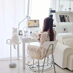 #오늘의우리집 1 #콘수프기록집
토요일에는 손님 초대,
일요일에는 연주 리허설,
눈떠보니 월!월!월요일🫠
곰 오백 마리가 어깨에 올라가 있는 듯
무거울 땐 역시 달콤한 거 먹어줘야죠ㅎ
내사랑 르미가 선물해준 켄우드로
단단하게 머랭쳐서 만든 파블로바에
달콤달콤 솜사탕 살포시 올려주니
피곤이 싹 달아나는 것만 같아요🤍
레터링이 참 예쁜 테이블 매트 위에
시원한 딸기말차 한 잔 함께 올리고
저만의 공간에서 잠시 리프레쉬했어요.
물론 극강의 단맛 조합이라
중간에 아메리카노 내려온 건 비밀☕️
새롭게 시작된 한 주도
우리 달콤하게 보내볼까요?
이번 주도 아자아자🕊
#달콤다린 #파블로바케이크 #홈베이킹 #데스크존 #조명탐구생활  #데스크존인테리어 #홈베이킹 #스메그오븐 #스메그 #오븐 #홈카페 #홈카페존 #홈카페존꾸미기 #홈카페꾸미기 #홈카페인테리어 #마망오브 #켄우드 #반죽기 #화이트인테리어 #프렌치인테리어 #프랑스감성 #프렌치 #테이블세팅 #플레이팅 #데스크셋업