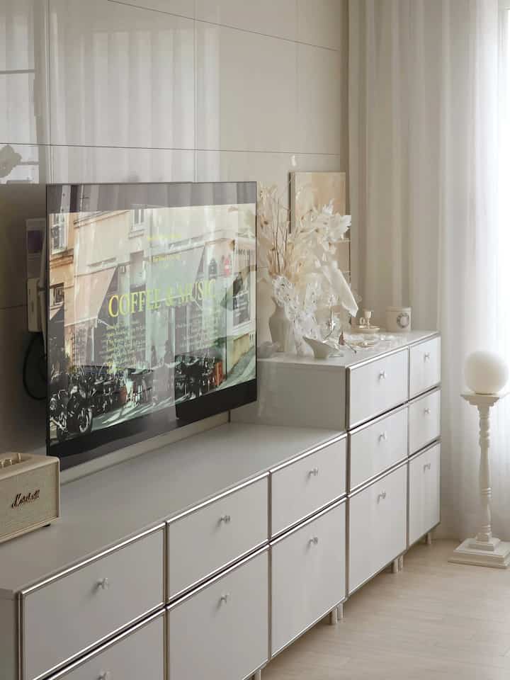 #コンスープ記録集 #インテリアノウハウ 

壁掛けテレビは場所を移動できません。  
むしろ、その下にどんなリビングルームを置くのか 
本当にたくさん悩んでいました。

私の家のホワイトトーンとムードに似ていますが、
テレビとリビングルームがあまりにも別に遊んでいないことを望んでいました。

テレビが下すぎた
一般のリビングルームとは高さが合わない
自分の寸法を見直して選んだ記憶があります😂

結論として本当に選ぶのが上手くなりたいです。
家具一つだけよく選んでも空間がずっと整えられているようだ
私はリビングルームを置いて目を覚ましました。
そこに収納スペースまで増えるから1席2組👍🏻

そして最後に曖昧な隅はただ空にするより
テレビの下のリビングルームよりも高さを違うように購入する
小さなフォトゾーンのように飾りました。
これはオブジェを上げるから
それなりに素敵なフォトゾーンになってくれて満足ですよ🤍

捨てられる小さな空間も  
好みを込めばかなり素敵な空間になると思います。


#ホワイトインテリア 