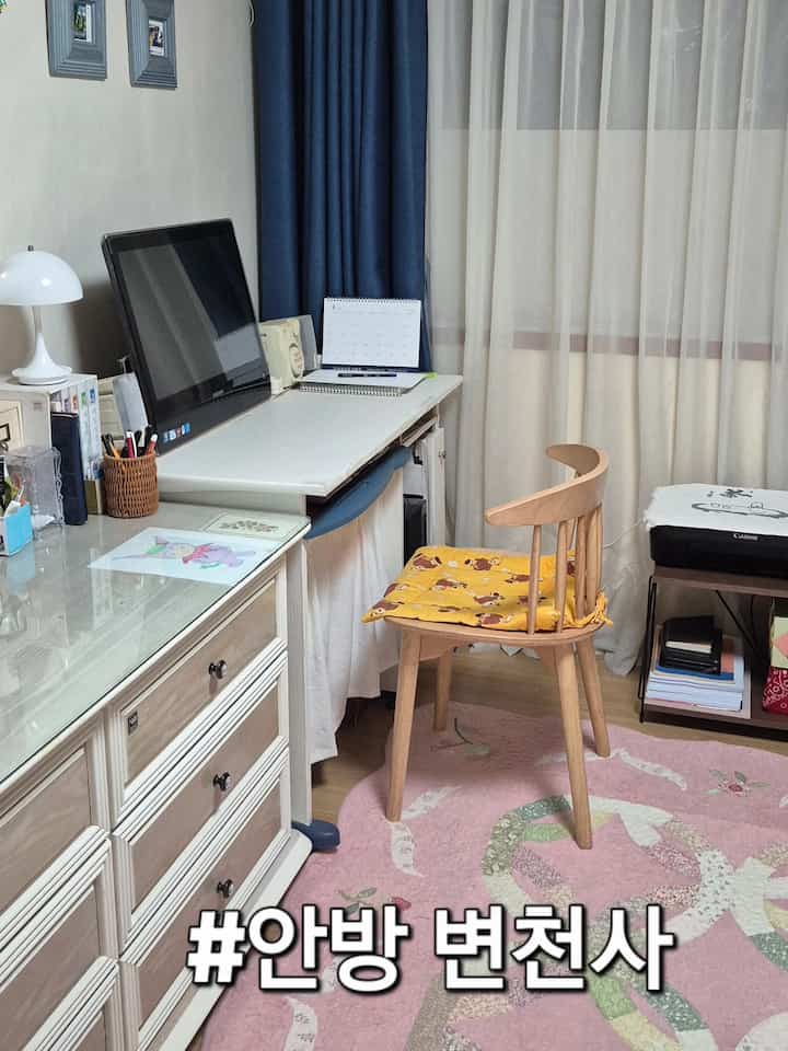 #취미는가구배치 #안방인테리어 #안방가구배치 #데스크테리어 
私の家は部屋が3つの寝室を別々に使ってみると、机を置くところがまともに一番広い空間であるお部屋に置いて書くことになった。
以前に書いた机が窮屈で、今回は大きな机に変えた。
だから家具移動があったが部屋がまた新しい雰囲気を作ってくれて気分転換になって本当にいい。

