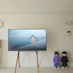 TV 틀었다가 우연히 나온 펭귄이 넘 귀여워서 찰칵!
옆에 있는 4등신 플모들이랑 펭귄 왜케 잘 어울리죠ㅋㅋ
몇년전,TV장 있는게 답답해보여서 이젤스탠드거치대로 바꿨는데요.
공간을 한층 가볍고 깔끔하게 만들어줘서 참 마음에 들어요:)
보기보다 훨씬 안정적이고 튼튼하기도 하구요.
오랜만에 담아본 거실 TV존.
귀여운 펭귄이랑 플모들 보구 힐링하세요🥰
#콘수프기록집 #예쁜템최고야 #65인치tv #65인치 #65인치티비 #티비거치대 #티비스탠드 #티비추천 #티비이젤 #티비스탠드거치대 #tv스탠드 #tv거치대 #tv인테리어 #tv추천 #이젤 #이젤형티비거치대 #이젤거치대 #이젤형거치대 #이젤티비 #이젤스탠드 #이젤형tv거치대 #티비인테리어 #거실인테리어 #거실꾸미기 #거실스타일링 #플레이모빌 #플레이모빌xxl #플레이모빌산타 #플레이모빌정원사 #플모