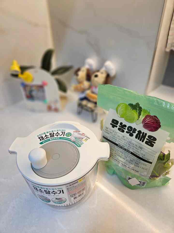 ＃かわいいテム最高です＃コンスープ記録集

かわいい野菜脱水器を購入しました。
大きなものを買ったら席を掴んで手がガクガクみたいで小さな容量で買ったのに一度食べる羊サラダ洗って回すからよく戻って水気までよく抜けます。
下部にシリコンで滑らず安定して使用するのがいいです。

品番 1063368
品名羊水ハンドル脱水機（約2.1L）

＃メイド＃日常＃日常記録＃キッチン＃キッチンインテリア＃野菜脱水器＃サラダ＃ダイソー＃苛性非キッチンキッチン＃野菜脱水器＃キッチン用品＃今日のガーデン＃今日の家