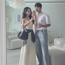 #콘수프기록집 #오늘의우리집
거실구조 바뀐 기념으로 캠핑 가기 전 남긴, 거실 거셀🤍
지난번 거실거셀 사진 좋아요가 엄청 났거든요🫢
거실 이 구조, 거셀 찍기에도 배경적으로 마음에 들어요🤍
#거실 #거실전신거울 #거실거울 #선팔 #맞팔 #거실구조 #거실인테리어 #신혼부부 #신혼집
