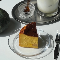 단호박바스크치즈케이크🎃🧀
밤호박을 듬뿍 넣어 만든 바스크치즈케이크!
냉동시켜놓은 크림치즈로 만들어서 맨처음에는 살짝 버글거렸지만 마법의(?) 핸드블렌더로 매끄러운 반죽 완성했어요🥹💛
크리미하면서도 진한 밤호박맛...! 거기에 밤호박 조각까지👀✨️
말차맛 우유랑 한 조각 뚝딱 먹었답니다💗
(말차맛 우유 같지 않아보여도 섞으면 말차맛이 된답니다🍵)
이제 날씨가 제법 쌀쌀해졌어요!
감기 조심하시고 오늘도 행복한 하루보내세요🍀💚
#우리집포토존 
+햇살이 촤르르륵 들어오는 우리집포토존!
너무 예쁘죠!!👀💗
#바스크치즈케이크 #밤호박 #단호박 #베이킹 #홈베이킹 #baking #homebaking #맞팔 #맞팔해요 #소통 #소통해요