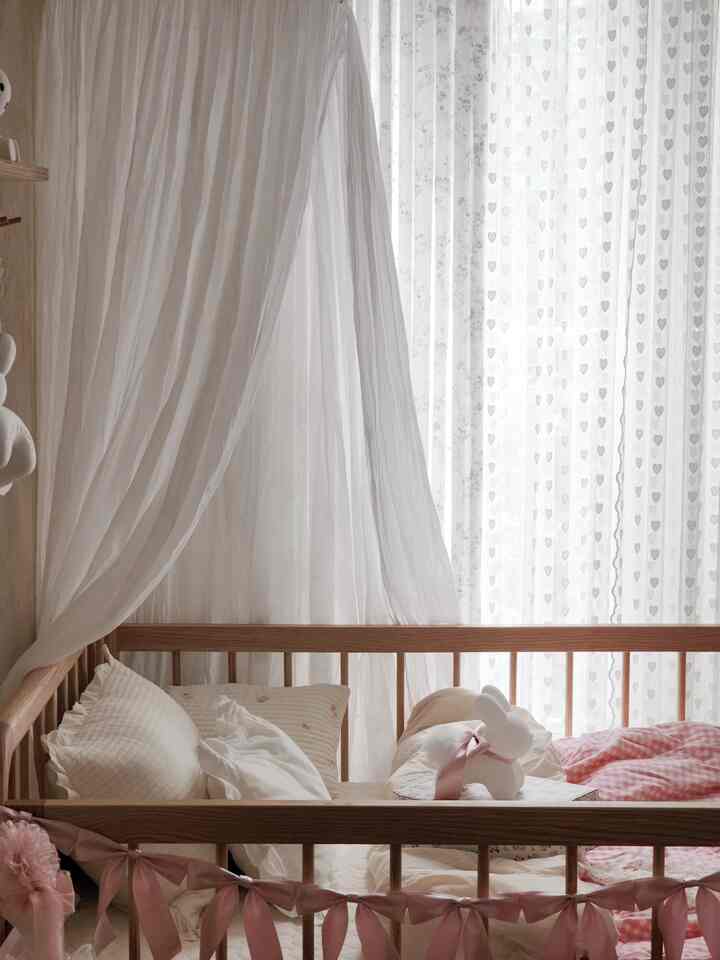 #コンスープ記録集 #インテリアノウハウ 

娘が二人だから 
プリンセスプリンセスの女の子の部屋にロマンがあります🧚🏻‍♀️
しかし、また幼稚なのは嫌だった。
だからピンクをたくさん書くより白をベースにして 
ピンクをポイントに加えました🩷

天蓋のように大きくて目立つアイテムはホワイトトーンに選ばれます。
寝具はピンク、アイボリーで重ねています。
ガードにリボンをつけてくれたらまたそれなりのポイントなので可愛いです🎀

ベースだけスッキリ取ると
ピンクを入れても可愛くて過剰ではないと思います🤭


＃子供部屋飾り＃子供部屋インテリア＃子供部屋小道具＃子供部屋家具＃子供部屋ベッド＃子供部屋寝具＃寝室飾り＃アルテハイム＃アルテハイムベッド＃原木ベッド＃スーパーシングルベッド＃娘の装飾＃娘のインテリア＃スタイリッシュなインテリア＃ピンクの寝具＃モンビジュ寝具＃女の子子供部屋＃女の子子供部屋インテリア 

