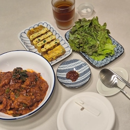 오늘의 저녁 🤗
#저녁메뉴 #집밥 #세라믹식탁 #밥용기 #냉동밥용기 #락앤락밥용기
