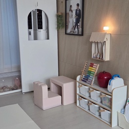 이사가 정말 코앞이라
지금의 우리 집 거실을 담아봤어요. 🏠
아쉬운 점도 많았지만,
처음으로 하나씩 내 취향을 더하고
조금씩 고쳐가며 살아본 집이라 그런지
은은하게 애착이 가는 공간이에요.
매일 봐서 익숙했던 이 풍경도
이제 곧 마지막이라고 생각하니
괜히 한 번 더 바라보게 되고요. 🥲
지나고 나면
이 집에서 보낸 평범한 시간들까지
문득문득 그리워지겠죠...?
그래서 이사 가기 전,
지금의 우리 집을 조금 더 많이 기록해두려고요. 🤍
#콘수프기록집 #콘수프챌린지 #기록챌린지 #오늘의우리집
#우리집 #우리집기록 #집기록 #집스타그램 #홈스타그램 #인테리어 #인테리어스타그램 #홈인테리어 #거실인테리어 #거실꾸미기 #거실스타그램 #홈스타일링 #집꾸미기 #집꾸미기스타그램 #온라인집들이 #랜선집들이 #오늘의집 #오늘의집스타그램 #아파트인테리어 #셀프인테리어 #인테리어소품 #홈데코 #감성인테리어 #감성홈 