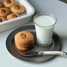 아몬드쿠키🍪🤎
통아몬드를  콕콕 올려! 아몬드쿠키를 만들었어요🥹✨️
아몬드가루를 넣어 만든 쿠키반죽에 통아몬드까지 올려 구워주었더니 꼬소함이 두 배!
너무 맛있어서 순삭했답니다💗
#베이킹 #홈베이킹 #baking #homebaking #아몬드쿠키 #쿠키 #맞팔 #맞팔해요 #소통 #소통해요