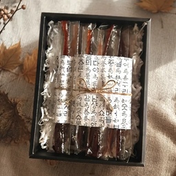🍂 정성으로 담은 추석 선물 🍁
지난 추석, 특별한 마음을 담아 친정과 사돈댁에 
도라지 정과와 도라지청을 만들어 선물했습니다.
도라지 정과는 그야말로 정성, 또 정성을 들였지요.
쓴맛을 우려낸 도라지를 조청에 졸이고 당침하기를 
다섯 번 반복하는 긴 과정을 거쳤답니다.
며칠 동안 서늘한 곳에서 꾸덕꾸덕하게 건조하는 
시간까지 기다림과 인내심이 필요한 일이었어요.
그렇게 완성된 정과는 투명하고 쫀득하면서 깊은 
맛이 일품인데요. 콩고물을 살짝 묻혀 먹어도 참 
맛있답니다.
함께 준비한 도라지청은 조청에 도라지와 배, 생강 
등을 넣어 끓여 만들었어요.
환절기마다 생강청과 함께  만들어 먹는  우리 집
보약이에요.
고운 한지에 싸고 노끈으로 예쁘게 묶어 정성껏 
포장해서 아이들 편에 보내드렸답니다.
시간이 지나 사진을 다시 꺼내보니 지난 추석, 
정과와 청을 만들며 보냈던 시간과 그때의 따뜻했던 
마음이 함께 떠오르네요.
#오늘의가든 #콘수프기록집 #추석 #도라지정과
#도라지청 #도일리페이퍼 #종이레이스 #마끈
#린넨배경 #한지상자 #한과상자 #훈민정음포장지
#우리집 #방구석요리사 #취미 #명절 #선물 