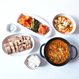#콘수프기록집 #오늘의우리집
고기와 된장찌개, 김치만 있으면
밥 한 공기 뚝딱인 한상이랍니다😊
✔️ 소쿠리 타원접시
✔️ 인소일 롱접시
✔️ 너울 굽 타원볼 M
✔️ 오덴세 레고트 미니볼
✔️ 가기 꽃 종지
✔️ 몽꽁떼 주물냄비 18cm
#한식 #집밥 #삼겹살 #찌개 #예쁜그릇 #예쁜접시 #도자기그릇 #무쇠냄비 #찌개냄비 #베이비웍 #밥그릇 #오덴세레고트 #오덴세 #타원접시 #인소일 #굽접시 #타원볼 #너울 #종지 #맞팔