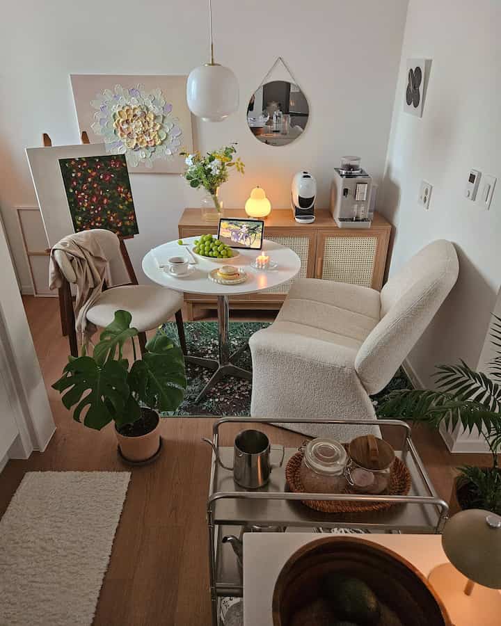 #콘수프기록집 #현명한소비

In addition to the main dining table, I bought a small 800mm round table and have been using it for three years. I currently have it placed in my small home cafe space. I like it because the white tabletop makes it look neat and pretty.

#KitchenInterior #주방 #홈카페