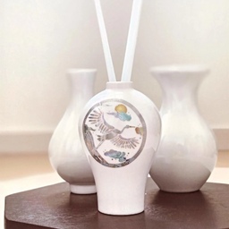 #도자기디퓨저 @factory_normal
받자마자  고급스러운 보자기포장에 1차 감동...😮😮
풀자마자 드러난 도자기의 영롱함에 2차 감동…✨
그리고 디퓨저 향에 3차로 완벽하게 치였습니다 🤍
​정성스러운 패키지 덕분에 선물 받는 기분이 제대로 들더라고요. 고급스럽게 퍼지는 향도 좋고, 
우아한 디자인도 너무 맘에들고
찾아보니 백자에 그려진 학과 달 문양이 
'부와 장수, 행운 그리고 다복함'을 뜻한다고 해요 🕊️☀️
추석선물 , 생일선물 그냥 모든선물에  
딱♡좋은거같아요
앞으로 새해도 다가오고
요런 부와행운가득한 디퓨저오브제 선물하면
완전 센스있다고 칭찬을 받을거같아요😙😙
동양적인 미가 느껴지는 백자 디자인이라 
선반위나 화장대 어디에 두어도 잘어울리고
눈으로 한 번, 향으로 또 한 번 즐기는 
요즘 나의 최애 오브제가 되겠습니다~
#제품제공 #명절선물 #고급선물 #선물추천 #행운선물
#새해선물 #ftc25 #선물 #디퓨저 #오브제 #부와행운
#행운디퓨저 #감동선물 #자개디퓨저 #5만원대선물추천
#카카오선물 #화이트홈스타일링 #신혼부부 #집꾸미기
#화장대꾸미기 #집들이선물 #감성인테리어 #인테리어
#동양미한스푼 #동양미 #학 #센스선물 
