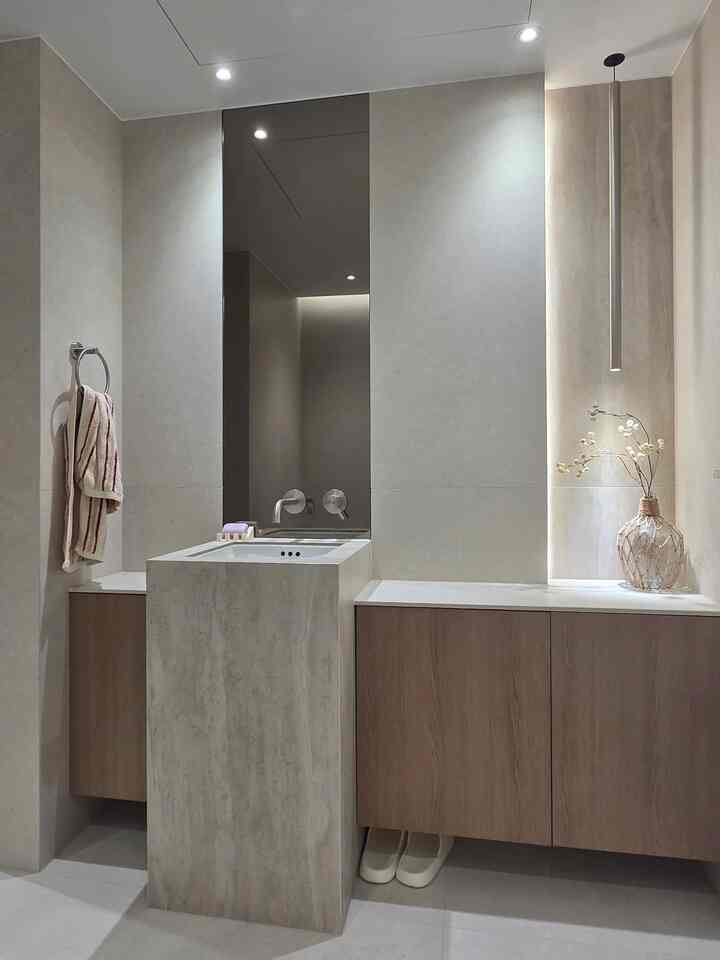#インテリアノウハウ
#コンスープ

きれいにしてくれる人 
私の家のお部屋のトイレ🛁

ベージュウッドトーンのトイレです！
リビングルームのトイレの収納を減らして
きれいな鏡を貼っておきました！

お部屋のトイレに収納場をたっぷり
作ったら歯磨き粉、歯ブラシなど 
保管しておきましょう。

洗面台の向かい側にはバスタブがありますよ！
便器の向かいにシャワースペースがあります！

どうやらウッド収納場だから水
たくさん揚げると良くありません。
シャワースペースを別途用意しておいて
大変不便なくバスタイム 
楽しんでいます🛁

間接照明を1つだけつけても、
とてもきれいです、、
間接照明することができます。
お勧めします🫶

＃お部屋トイレ＃お風呂バスルーム＃バスルームインテリア
＃バスルームリモデリング＃ホテルトイレ＃トイレ
＃トイレのモデリング＃トイレのインテリア
