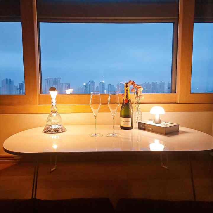 #趣味は家具配置

気分よく一杯したいとき
リビングテーブルを窓辺に貼ると
ホームバーの雰囲気で楽しめますよ😊

＃リビングルーム＃リビングルームの装飾＃リビングテーブル＃雰囲気の切り替え＃照明＃ムードライト＃レクソンミナ 