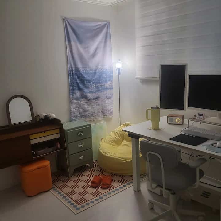 とても甘い家具と小道具で 
お好みをいっぱい込んだ作業室です。 
パターンラグと黄色の空白で居心地の良さを加え、 
ホワイトデスクとビンテージ家具を適切に組み合わせて 
仕事とリラクゼーションをすべて楽しめる空間で飾りました。

＃作業室のインテリア＃部屋の装飾＃ホームオフィス＃デスクテリア＃デスクの装飾＃ビンテージインテリア＃ミッドセンチュリーモダン