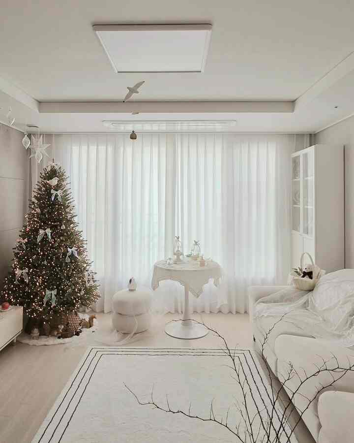 #거실스타일링 #거실 #트리
Tree🌲をすでにインストールしたわけではなく、いつもあります。
クリスマスが100日に近づいてきたので、点灯式を試しました。
まだ秋のアンテリアをしないで、ただ白で撮ってみました。冬の気持ちを下ろそうと思った枝も一緒に撮ってみました。
こんなに怠けて秋もパスし、このまま冬に飾るように…