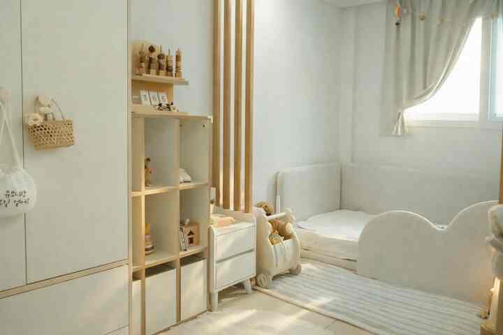 もともと小さな部屋は赤ちゃんの部屋でしたが、 
2月末の子供の家に行く前と歩き始める前に 
もう少し広い空間を出したい 
作業室と赤ちゃんの部屋を変える大移動をしました！

あらかじめ部屋を運んだおかげで、リビングルームも以前の姿に近く戻ってきて、 
家全体の空間活用度もはるかに高くなりました🤍
 
眠りに落ちると、遊び場が視界に入らないように
ある空間の中でも遊びと睡眠空間を自然に分ける
壁に分離してくれました🧸🤎


 #FTC26기 #콘수프기록집 #인테리어노하우 #아기방 #아기방꾸미기 #아이방 #아이방꾸미기 #아기방인테리어  #가벽인테리어 #공간분리 #24평 #24평아파트 #구축아파트인테리어 #화이트우드인테리어


