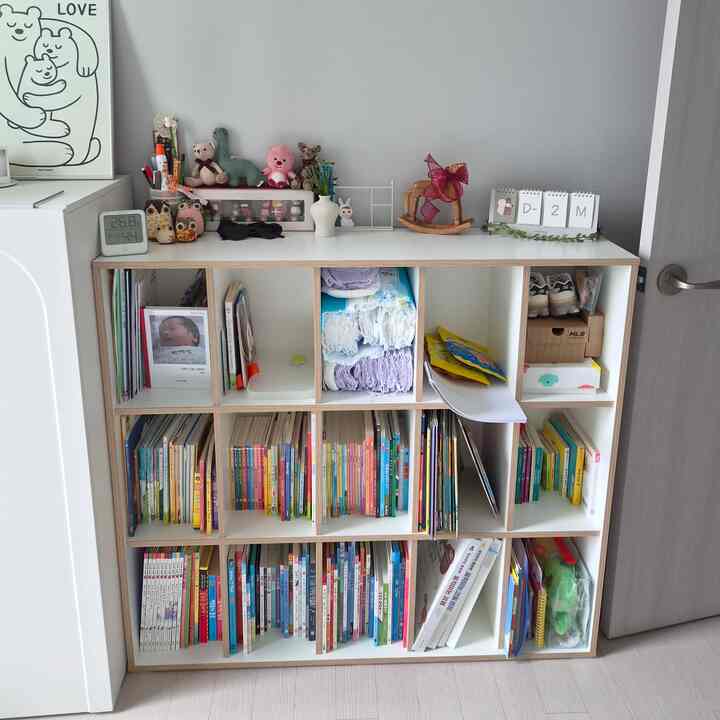 ＃賢明な消費2＃コンスープ記録集
最初の新婚ハウスから使用していたIKEA Calax収納場所を処分し、
子供のための読書通りに交換してくれました！

カンカンがサイズが適度で高くて、なぜなら本はよく分けて整理するのがいいですよ❤️ 

イケアカラース収納場とは違って壁側が詰まっているんですよㅎㅎ

本の種類別に整頓するのも良く、子供も目の高さが合っていて、最近では本に興味がありましたよ！

本棚の上にはかわいい小物をいっぱい上げてみました🤭❤️

飾る楽しい空間です！

＃ベビールーム飾り