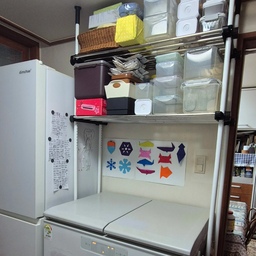 #콘수프기록집 #인테리어노하우 #높이조절폭조절수납선반 #틈새공간활용 #틈새수납 
예전에 한 번 소개한 적이 있었는데 세탁기와 김치냉장고의 남는 윗부분에 선반을 설치해 버려진 공간을 알뜰하게 활용했다.
김치냉장고 위에는 빈 통을 얹어 두었고 세탁기 위에는 빨래 삶을 때 쓰는 들통과 시래기나 각종 식재료 말릴 때 사용하는 싸리나무 채반을 얹어 두었다.
이 선반은 폭조절 높이 조절이 자유로워서 어느 공간에 설치를 하더라도 무리가 없다.