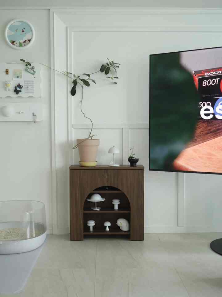 テレビの横に照明を集める
一見しても気持ちいい空間💡 
＃かわいいテム最高屋＃テレビ付きのリビングルーム＃照明＃収納
#コンスープ記録集 #無線照明 #猫 #ニャンテリア 
