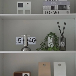 #오늘의우리집 #룸메이커 
허전했던 거실 한 켠, 온 가족을 위한 공간으로 꾸몄어요.
룸메이커 라움2000 수납장 으로 가족을 위한 공간꾸미기✨️
윗 칸은 엄마의 취향가득 소품으로 채우고
아래칸은 리아의 용품들로 채워 감성도 실속도 가득!
리아네가 추천하는 룸메이커 라움2000 수납장은
100% 국내 생산·국내 제작 제품이며 대기업 납품 공장에서 제작되는 제품이에요.
친환경자재를 사용하여 만든 가구라 높은 가격일거라고 생각하지만 불필요한 유통마진을 줄인 공장직판 방식으로 합리적인 가격과 높은 완성도를 갖춘 갓벽한 가구에요:)
사이즈&색상 선택이 가능하고 완조립 상태로 배송오기 때문에 이동선반만 장착해주면 가구조립 끝!!
선반 높낮이 조절을 셀프로 할 수 있고 기본 4개의 선반 외에 이동선반 추가가 가능하기에 우리집 맞춤으로 선택하여 구매할 수 있어요👐 (여닫이 문 추가 가능)
튼튼함은 물론 디자인도 깔끔하고 활용도도 좋아
너무너무 만족스러운 우리집 거실장 이랍니다✨️
수납장, 수납공간 어떤 제품 구매할까 고민됐다면?
천장까지 꽉꽉! 공간은 채우고 감성은 살리는 예쁜 가구
[ 룸메이커 라움 수납장 ] 너무너무 추천드려요!!
#수납장 #수납인테리어 #집꾸미기 #룸메이커 #6단책장 #책장추천 #수납책장 #책장 #수납장 #학생방책장 #거실책장 #사무실책장 #조절식책장 #책장인테리어 #수납인테리어 #공간활용 #국내제작 #가구추천 #콘수프필름 #25평거실 