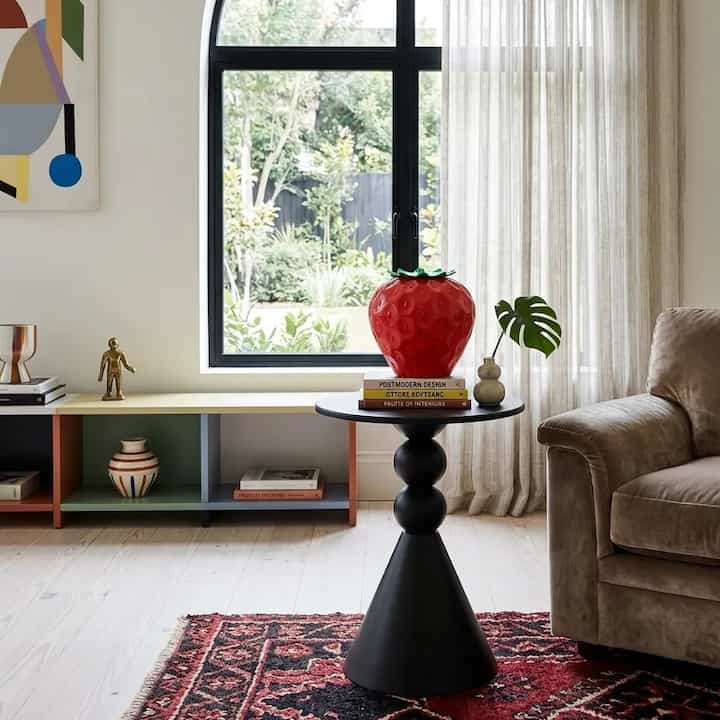 Strawberry in the Living Room 🍓🖤
シックなブラックテーブルの上にぴったりのイチゴのスプーン。
お好みでいっぱいの私たちの家のリビングルームのインテリア🏠✨

＃リビングルームインテリア

