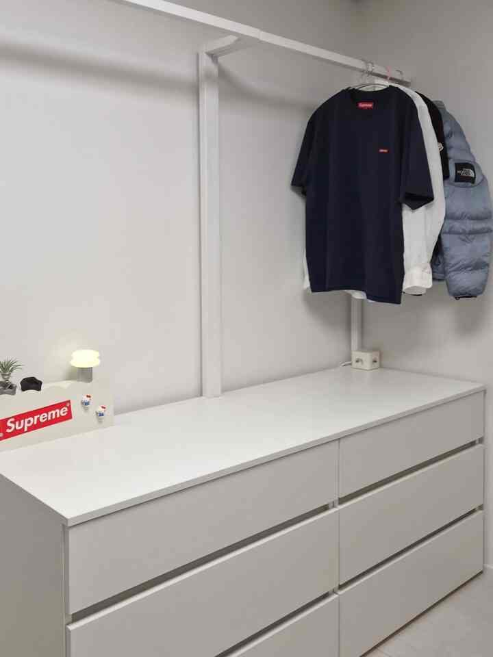 #趣味は家具配置

最近新しく入った引き出しです。

服を歩くスペースも必要です。
細かいものは引き出しにきれいに入れたいです。
最近はこんな収納家具にどんどん目がいったんですよ。

ホワイトラの部屋で自然に調和
服までまとめておくと空間も一層綺麗になった感じです。

家具を一つにして
あちこち移動して席をつかむのが面白かったです🤍

＃ドレスルーム＃引き出しケース＃ハンガー＃引き出しハンガー＃ドレスルームインテリア＃ハンガー＃ホワイトインテリア＃洋服＃鉛筆マルチタブ＃服の整理＃ドレスルームハンガー＃ドレスルームの飾り#サンパル