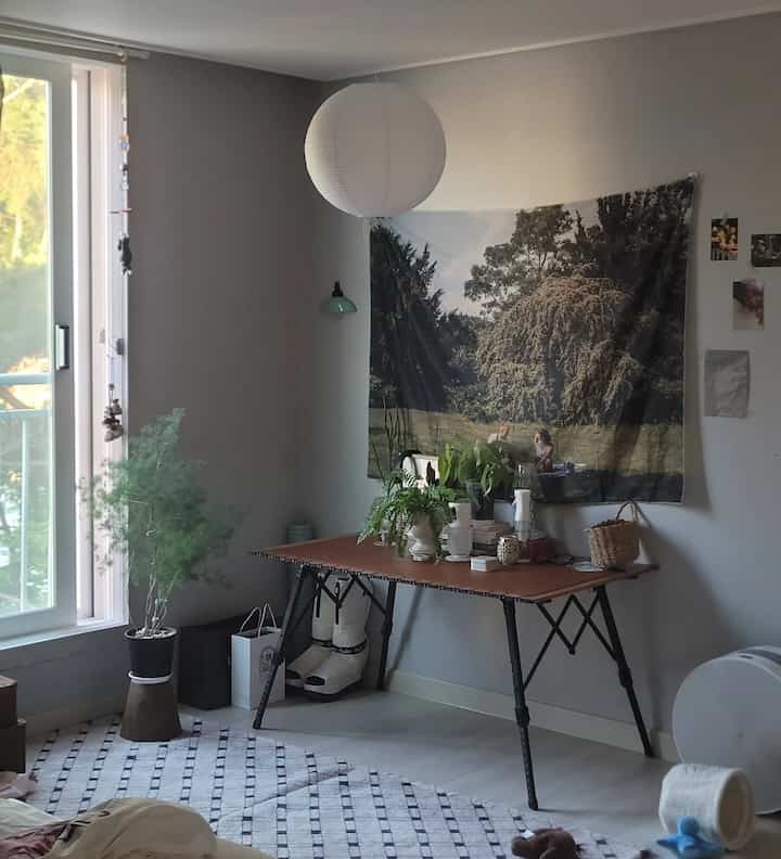 I intended to start content about decorating my room while living in a rented apartment.

However, when I actually took photos and uploaded them to share, they felt so shabby and empty, and seeing other stylish users, I felt like I had nothing to show for myself.

I hesitated and paused... Since I live in a rented room, I couldn't tear off the shabby wallpaper or hammer nails, so these limitations held me back!!

Still, let's try to record it step by step.

After all, no one is perfect from the start.

Please share your various opinions and advice on how to decorate to make it look more manageable!

Black, wood, solid wood, classic, vintage—these are my preferred styles.

#Interior #인테리어노하우 #인테리어소품 #추천 #방꾸미기 #집꾸미기 #가을 #겨울 #빈티지 #원목 #클래식 #우드인테리어 
