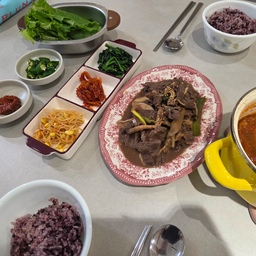 오늘저녁은 소불고기한상🧡
아이꺼따로안하는 저녁은 넘 좋아요 ㅎㅎ
뚜껑있는 볼은 진짜 편해서
너무잘산것같아요~~~!!
다들맛저 하셨나요 ?! 육퇴하고 정리하고 바쁜하루
마무리는 오늘의집켜서 하네요ㅎㅎ
#도마 #도마추천 #그릇 #타원형그릇 #믹싱볼 #채반
#파스타그릇 #식탁 #저녁 #집밥 #주방 #팔로우 #맞팔