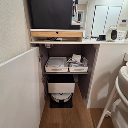 저희 부부만의 알찬 수납 공간이 숨어 있어요. 위쪽 선반에는 자잘한 생활용품들을 하얀 수납함 두 개에 나누어 쏙쏙 넣어두었더니 한결 깔끔하게 정리가 되더라고요. 그리고 그 아래 넉넉한 빈 공간에는 저희 집 바닥을 책임지는 로봇청소기의 보금자리를 딱 맞게 만들어 주었답니다.
닫아두면 감쪽같이 숨겨지면서도 필요할 때마다 동선 꼬임 없이 편하게 꺼내 쓸 수 있어서, 수납공간이 소중한 이 구축 2베이 아파트에서 제가 정말 애정하는 곳이에요.  
​눈에 보이는 예쁜 공간만큼이나 이렇게 보이지 않는 곳까지 저희만의 방식대로 단정하게 채워갈 때 참 뿌듯한 기분이 들어요. 이웃님들은 자잘한 살림살이나 부피를 차지하는 가전들을 어떻게 깔끔하게 숨김 수납하고 계시나요? 좁은 공간의 활용도를 높여주는 이웃님들만의 다정한 수납 꿀팁이 있다면 저에게도 추천해 주세요!
​#신혼부부일상 #신혼집인테리어 #구축2베이 #구축아파트인테리어 #화이트우드인테리어 #주방인테리어 #주방꾸미기 #화이트주방 #온라인집들이 #오늘의집 #홈카페 #홈카페인테리어 #홈카페수납 #수납정리 #수납꿀팁 #수납함 #로봇청소기장 #로봇청소기수납 #살림기록 #콘수프기록집 #꽁꽁수납템  #신혼살림템 #신혼살림추천 #다이닝룸 #오늘의집 
